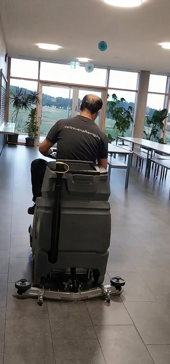 Bodenreinigung mit Scheuersaugmaschine in einem Firmengebäude