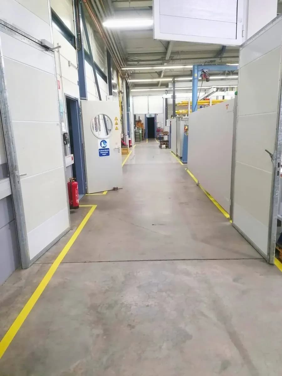 Sauberer Flur in einem technischen Betriebsbereich