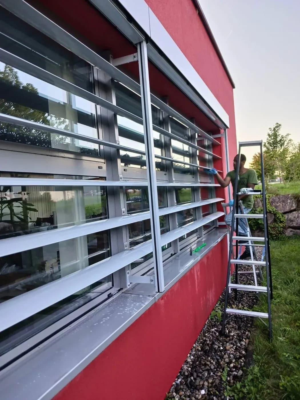 Fensterreinigung von außen an einer Leiter