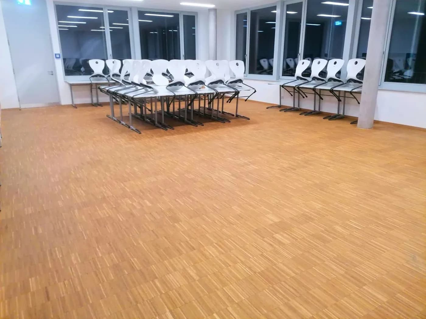 Gereinigter Fußboden in einem Klassenzimmer