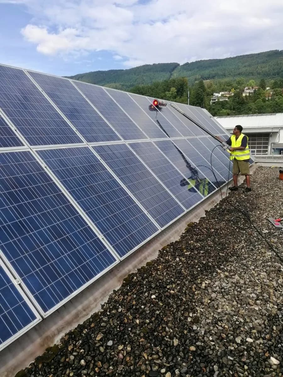 Reinigung von Solarpaneelen auf einem Dach
